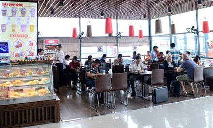 Khu dịch vụ nhà hàng, phục vụ nhu cầu ăn uống của hành khách tại sân bay Nội Bài. Ảnh: Zing 