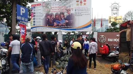 Hàng trăm người dân hồ hởi đi mua dưa giúp nông dân Quảng Nam trong lúc khó khăn.