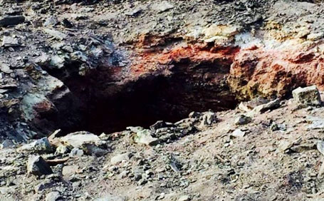 Miệng hố lửa trên được hình thành sau một vụ nổ của lớp than dưới lòng đất. (Nguồn: CCTV)