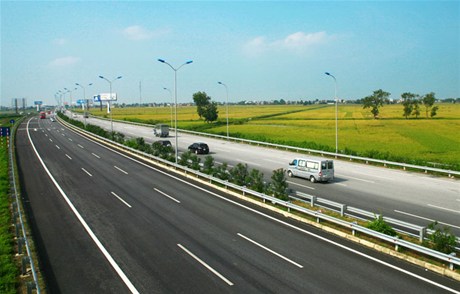 Thông xe 25 km đầu tiên cao tốc hiện đại nhất Việt Nam ngày 19/5