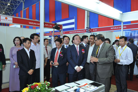 Phó Thủ tướng Hoàng Trung Hải tham quan hội chợ.