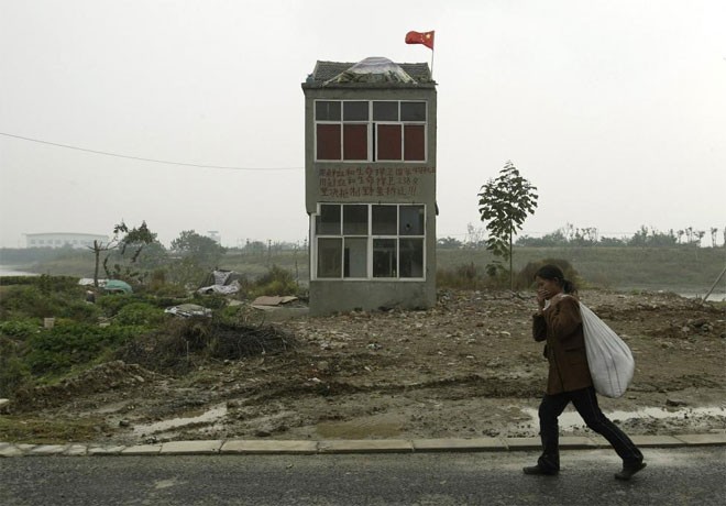 “Nhà đinh” ở một khu dự án thuộc ngoại ô Nanjing, Giang Tô, Trung Quốc ngày 31/10/2008 - Ảnh: Reuters.