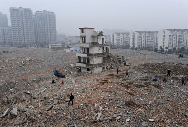 Một “nhà đinh” ở Hợp Phì, An Huy, Trung Quốc ngày 2/2/2010. Chủ nhà tìm cách để được bồi thường nhiều hơn mới chịu giải tỏa - Ảnh: Reuters.