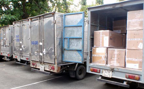 4 chiếc xe tải chở hàng hiệu nhập lậu bị cảnh sát kinh tế bắt giữ