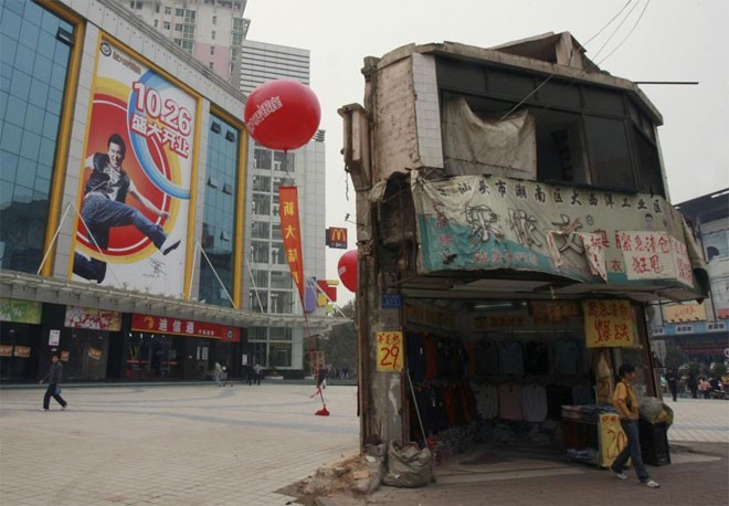 “Nhà đinh” nằm giữa quảng trường trước một trung tâm mua sắm ở Changsha, tỉnh Hồ Nam, Trung Quốc ngày 13/11/2007 - Ảnh: Reuters.