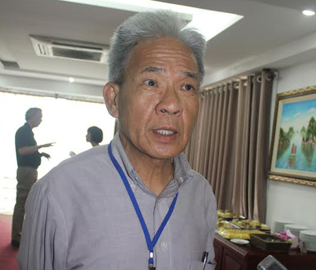 Ông Peter Nguyễn trò chuyện với báo chí nhân chuyến trở lại quê hương lần thứ 10.