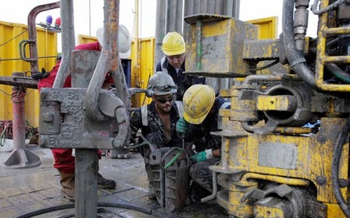 Giá dầu giảm, doanh nghiệp đồng loạt sa thải nhân viên