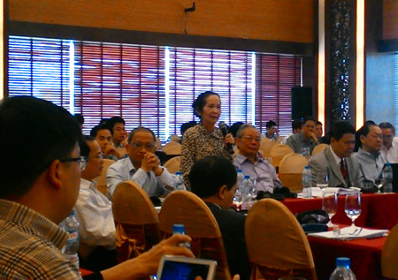 Chuyên gia kinh tế Phạm Chi Lan tại phiên thảo luận về môi trường kinh doanh.