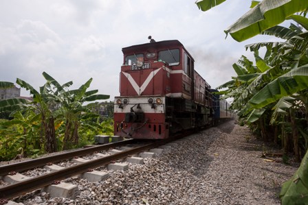 Tuyến đường sắt Yên Viên - Lào Cai là tuyến quan trọng, dài 285km theo hướng Tây Bắc