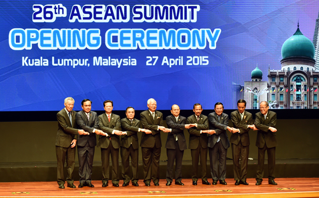 Thủ tướng: ASEAN lo ngại hệ luỵ việc bồi đắp, mở rộng đảo trên Biển Đông