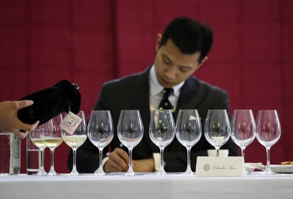Thích màu đỏ, dân Trung Quốc đổ xô sản xuất rượu vang đỏ