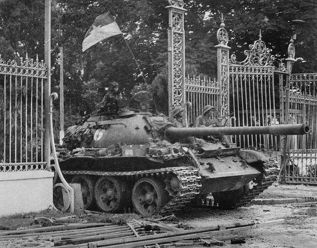 Hình ảnh xe tăng Việt Nam húc đổ cổng Dinh Độc lập tại Sài Gòn. (Ảnh: