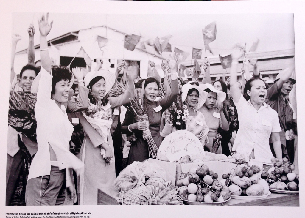 Phụ nữ Quận 4 mang hoa quả đặt trên hè phố để tặng bộ đội vào giải phóng thành phố