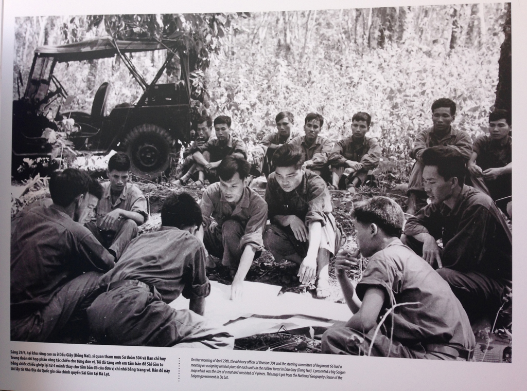 Trung tướng Phạm Xuân Thệ trong bức ảnh lịch sử do nhiếp ảnh Đinh Quang Thành chụp sáng 29/4/75.