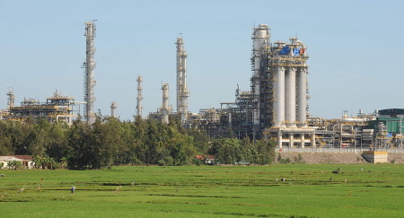 Nhà máy lọc dầu Dung Quất đang đáp ứng 1/3 nhu cầu tiêu thụ trong nước (Ảnh: AFP)