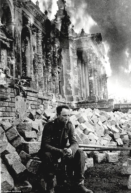  Một người lính bại trận ngồi tại đống đổ nát tại Reichstag sau khi nước Đức bại trận.