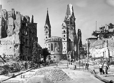    Ảnh chụp nhà thờ Kaiser Wilhelm Memorial 2 tháng sau khi Thế chiến thứ hai kết thúc...