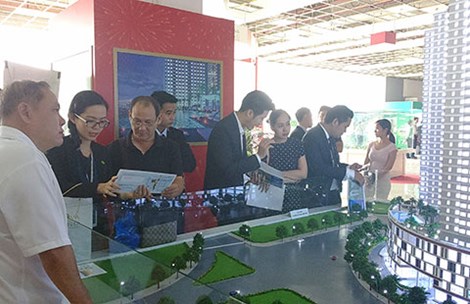 Khách hàng tìm hiểu mua nhà tại một triển lãm dự án bất động sản (quận 7, TP.HCM). Ảnh: Quang Huy