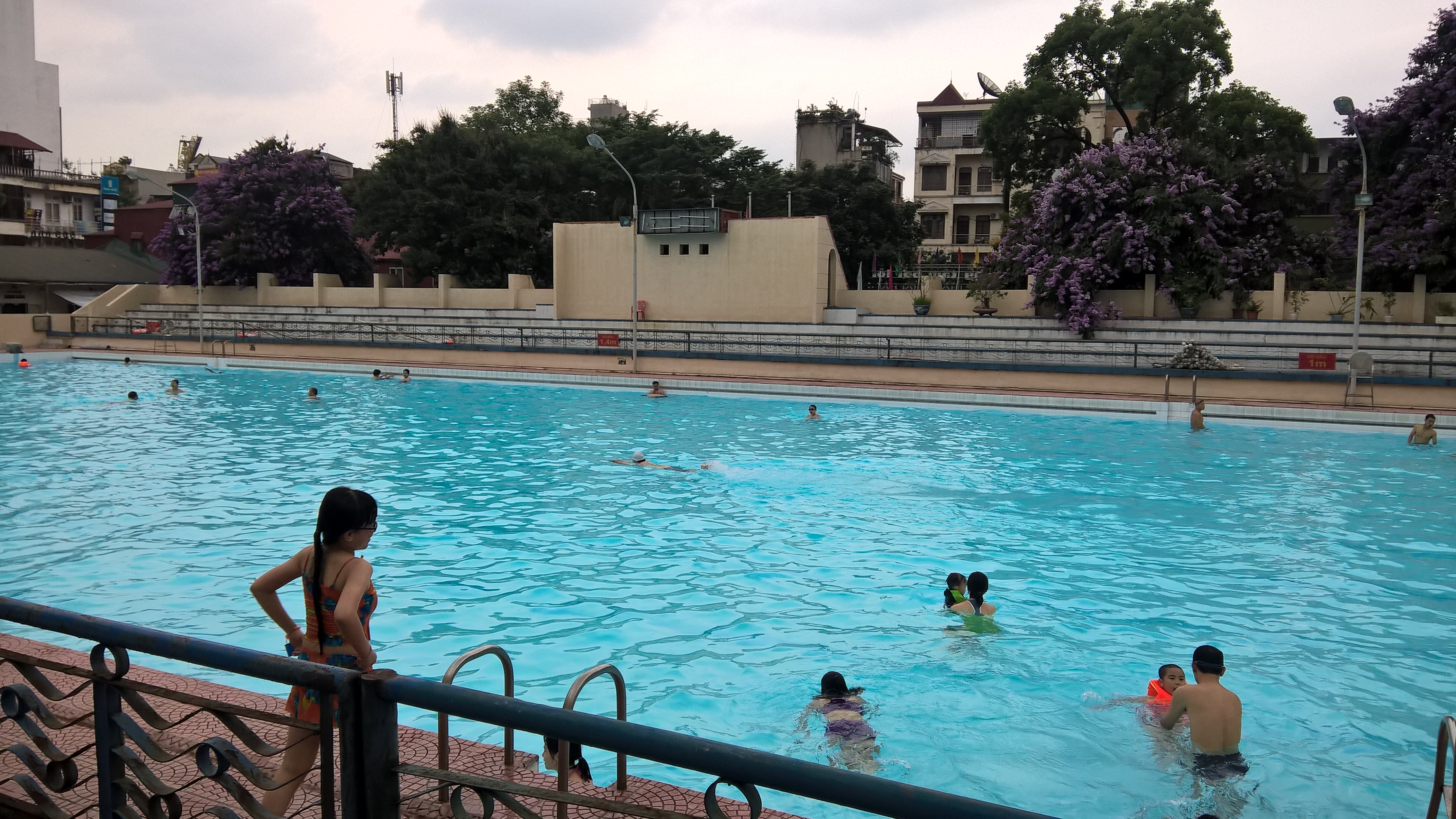 Để tránh đông đúc, ô nhiễm và tăng giá vé, nhiều người chọn bơi vào buổi sáng
