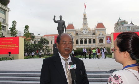 Nhà điêu khắc Lâm Quang Nơi, tác giả mẫu Tượng đài Bác Hồ có mặt tại lễ khánh thành.