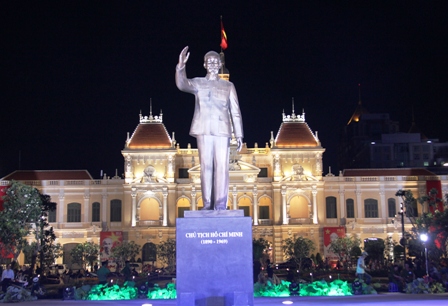 Tổng bí thư Nguyễn Phú Trọng dâng hoa Tượng đài Bác Hồ