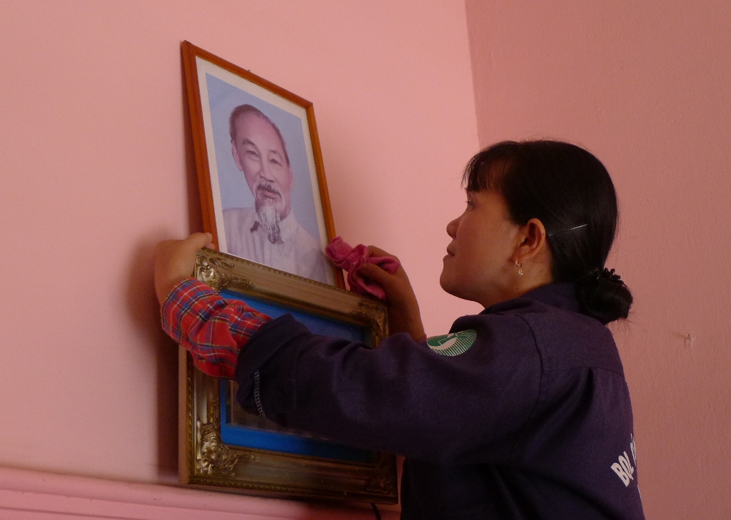 Trong căn nhà khang trang của mình, vợ chồng chị Hoa dành chỗ trang trọng nhất để treo ảnh Bác Hồ