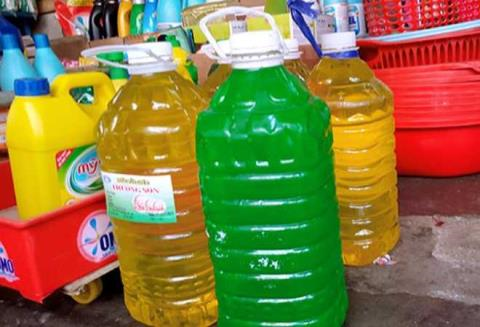 Nước rửa chén chai 5 lít được bán ở chợ Tam Hiệp, TP. Biên Hòa với giá 30.000 đồng