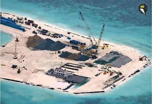 Hình ảnh chụp từ vệ tinh cho thấy một đường băng được xây dựng trên đảo Gạc Ma.