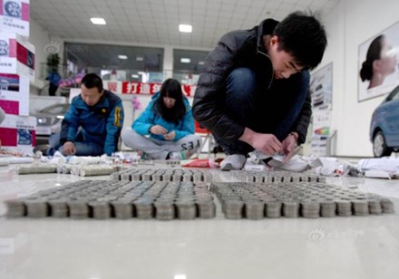 Trung Quốc: Nhà sư mang hơn 200.000 xu đi mua hàng
