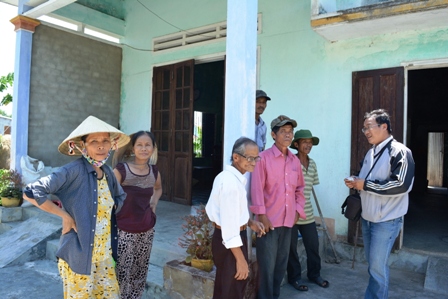 Người dân thôn Chiêm Sơn trao đổi với PV Dân trí