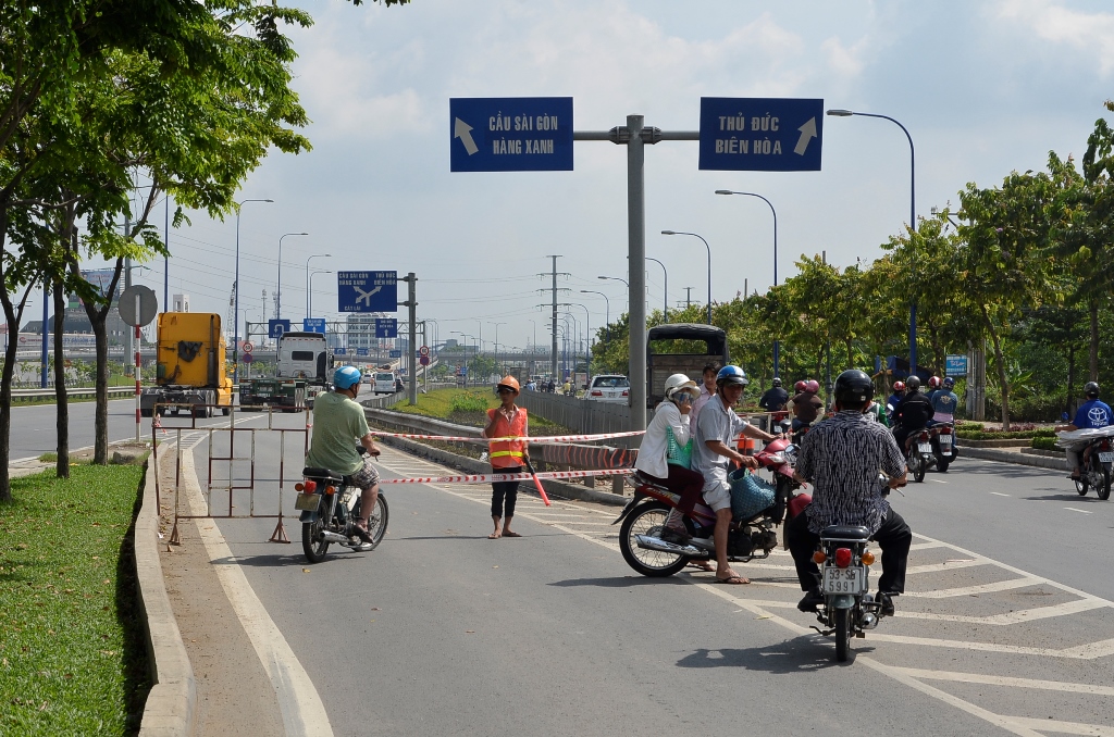 Người dân tỏ ra lúng túng khi hướng lên cầu vượt Cát Lái hướng về Sài Gòn bị cấm