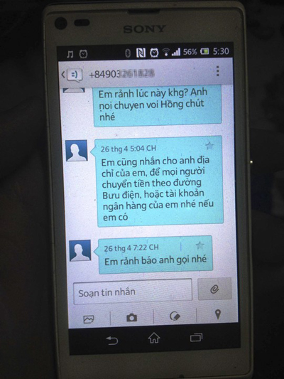 Không ít người nhắn tin đến chị Hồng để xin số tài khoản ngân hàng nhằm lừa gạt - Ảnh: Lê Phong
