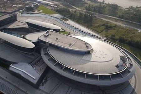 Trụ sở công ty được xây dựng giống hệt nguyên mẫu con tàu vũ trụ trong bộ phim Star Trek.