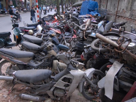 Xe máy bị bỏ trên phố Phủ Doãn - Hà Nội (nay bãi xe này đã được dọn sạch). (Ảnh: Đức Minh)