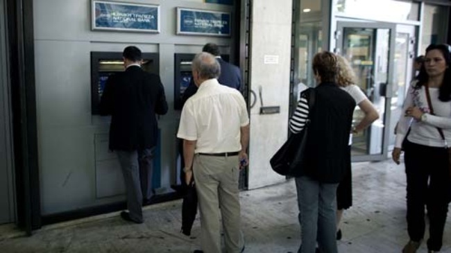 Người dân Hy Lạp rút tiền ồ ạt ra khỏi các ngân hàng