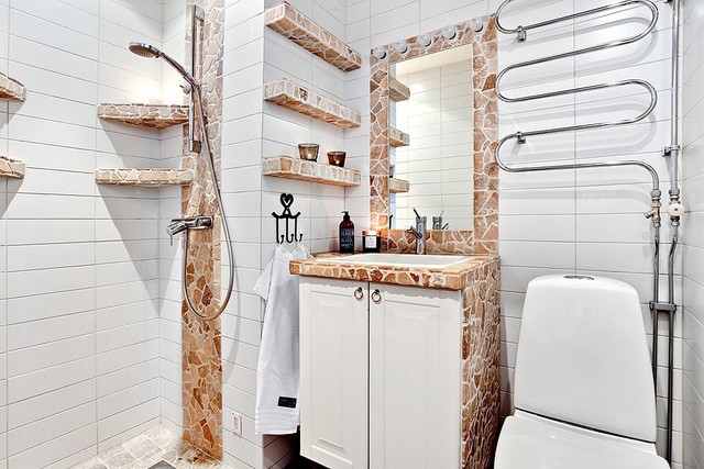 Phòng tắm được tạo điểm nhấn bằng những phần tường gạch nâu. Đặc biệt, đường ống nước được lắp đặt thành những đường cong ấn tượng.