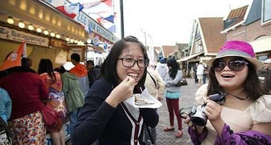 Các du khách Trung Quốc được tham quan các thành phố ở Hà Lan và mua sắm. Ảnh: Daily Mail