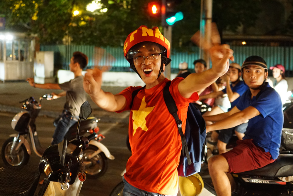 Những người hâm mộ bóng đá Việt Nam trẻ tuổi