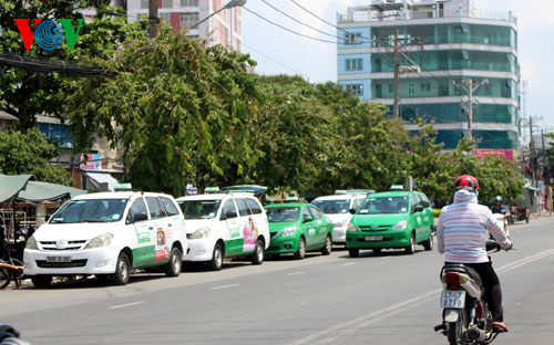 Giá xăng dầu: Doanh nghiệp taxi mong muốn ổn định