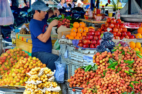 Trái cây đủ loại đầy ắp các chợ ở TP HCM Ảnh: Tấn Thạnh