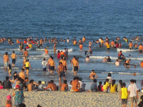 Resort 'độc chiếm' bãi biển, dân nghèo chen chúc tắm riêng