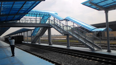 Cầu bộ hành đảm bảo an toàn cho hành khách đi lại trong khu ga