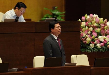 Bộ trưởng Bộ Công thương Vũ Huy Hoàng trả lời chất vấn tại nghị trường Quốc hội (ảnh: Ngọc Châu)