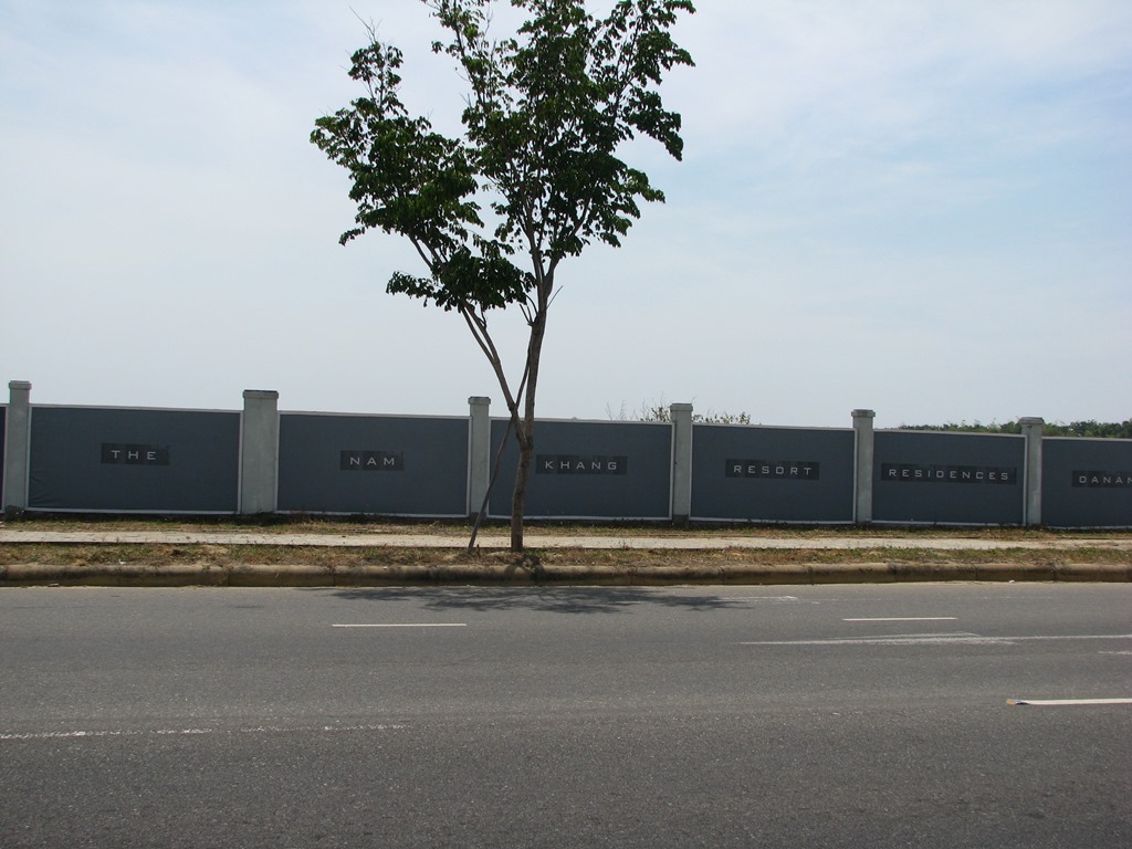 Dự án The Nam Khang cũng chỉ mới xây được tường bao