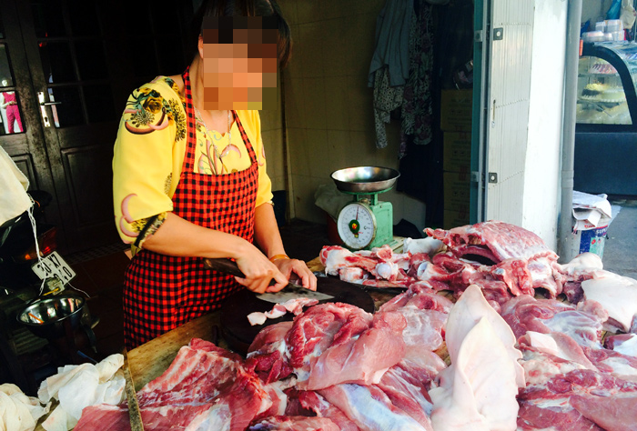 Độc chiêu ăn bớt: Bà chủ hàng thịt lột tiền khách quen
