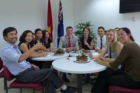 Người Úc hào hứng với trái vải tươi của Việt Nam