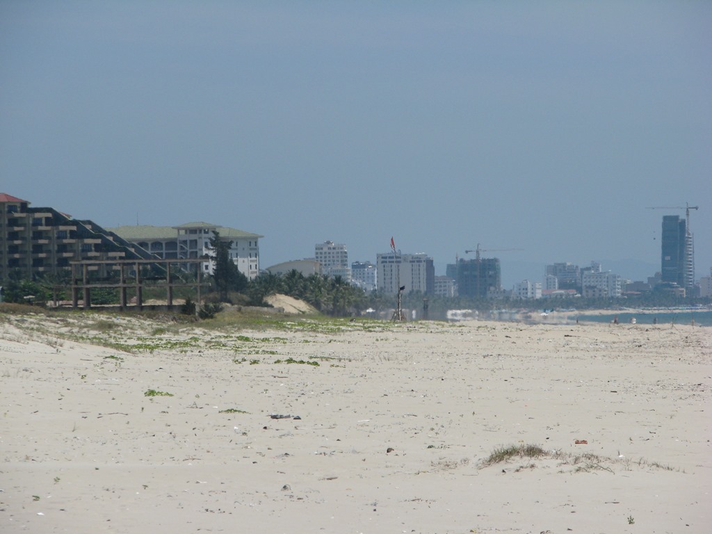 Trên địa bàn phường Khuê Mỹ, các resort được xây nối sát nhau, bịt hết đường xuống biển