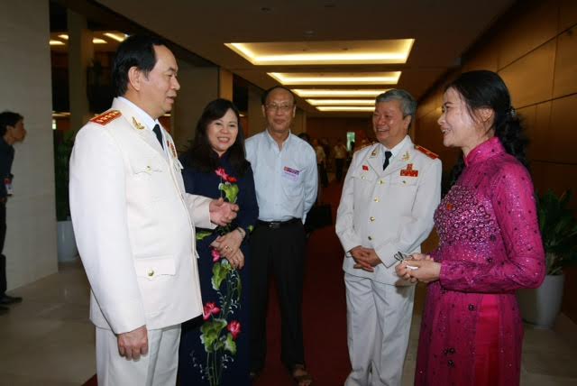 Bộ trưởng Trần Đại Quang trao đổi với các đại biểu bên lề kì họp Quốc hội