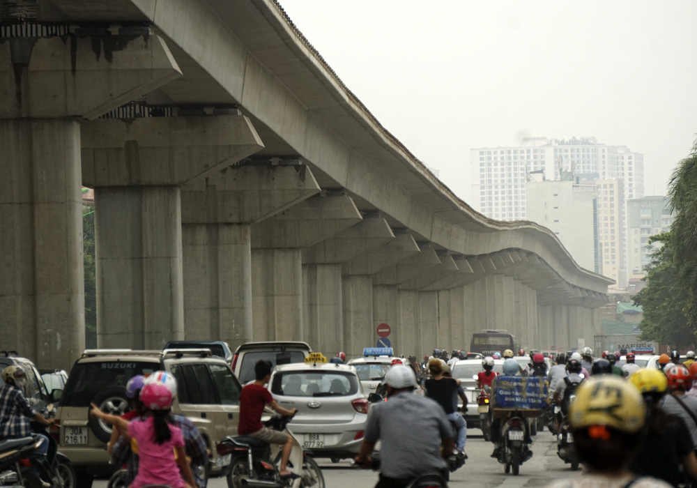Sự uốn lượn mấp mô xuất hiện liên tục trên con đường Nguyễn Trãi thẳng rộng.