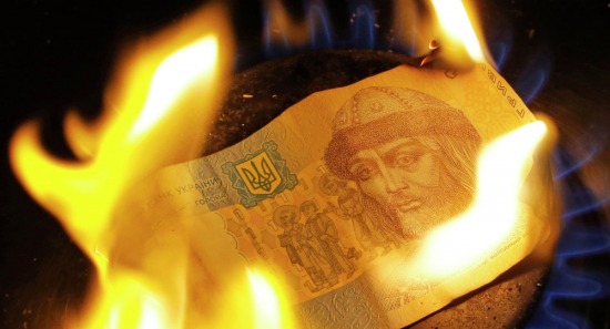 Một đồng Hryvnia (tiền Ukraine) đang cháy. Ảnh: RIA Novosti